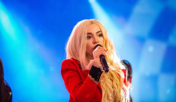 Ava Max vjen plot stil nga prapaskenat e “My Head & My Heart”