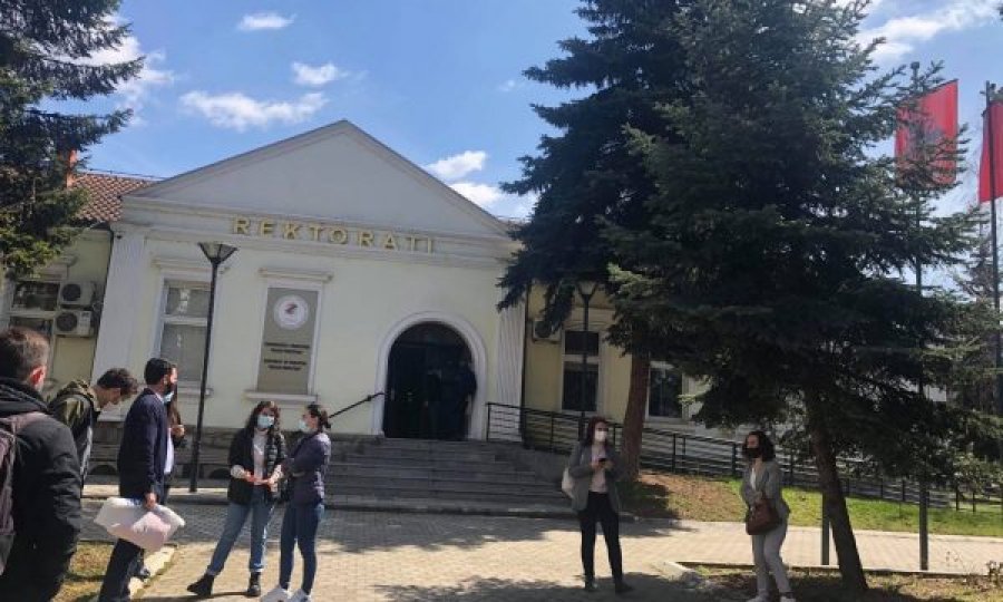 Studentët e pranuar në studimet e doktoratës protestojnë para rektoratit, kërkojnë të mos përsëritet provimi pranues