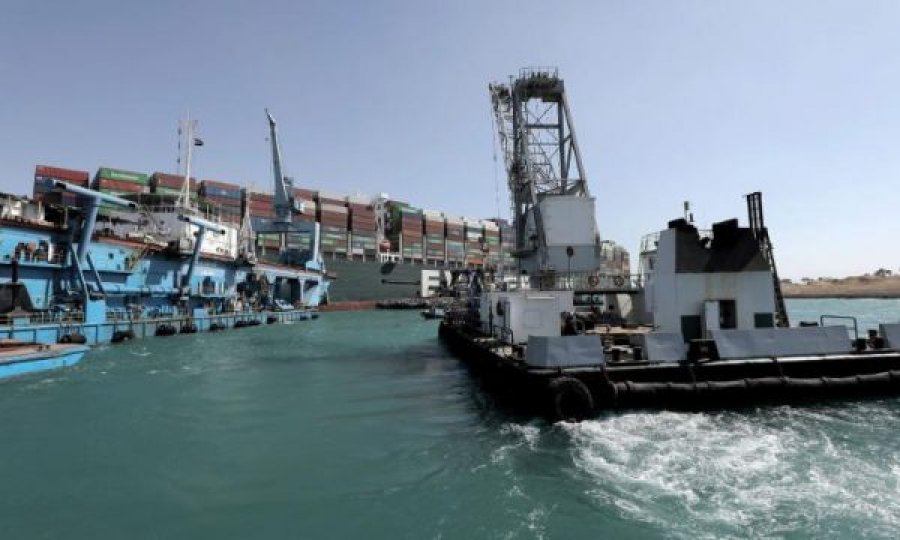  Lirohet pjesërisht anija e bllokuar në Kanalin e Suezit 