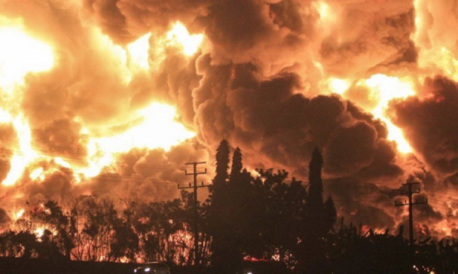  Shpërthim i fuqishëm në rafinerinë e naftës, pamjet e zjarrit masiv në Indi 
