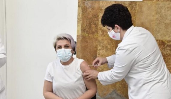 Rreth 300 punëtorë shëndetësorë janë vaksinuar sot kundër COVID-19 në Kosovë