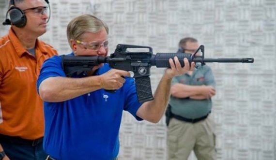 Senatori i ShBA-së: Kam armë AR-15, shtëpia ime e fundit për banditët