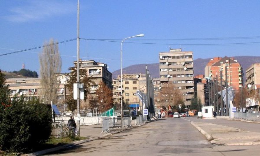  Policia e ndalon një automjet në Mitrovicë, gjendet e mitura që dyshohet se është dhunuar 