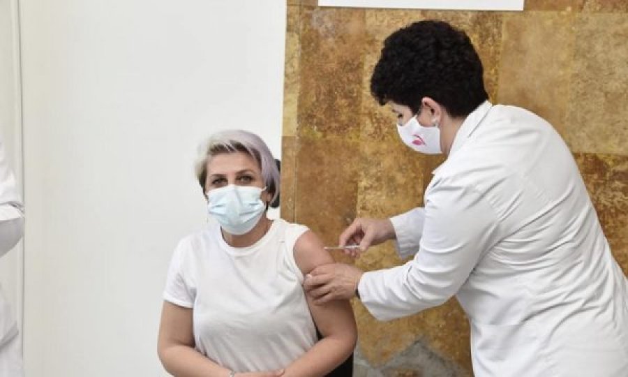 Rreth 300 punëtorë shëndetësorë janë vaksinuar sot kundër COVID-19 në Kosovë