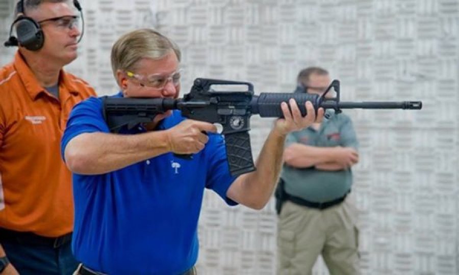 Senatori i ShBA-së: Kam armë AR-15, shtëpia ime e fundit për banditët
