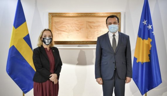  Maska e veçantë e ambasadores së Suedisë në takimin me Albin Kurtin 