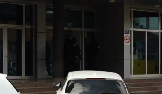  Policia rrethon një kompani në lagjen Pejton të Prishtinës 
