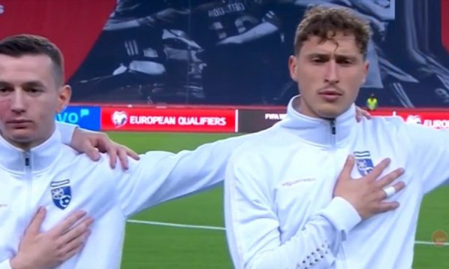 Momenti i intonimit të himnit të Kosovës në “La Cartuja”