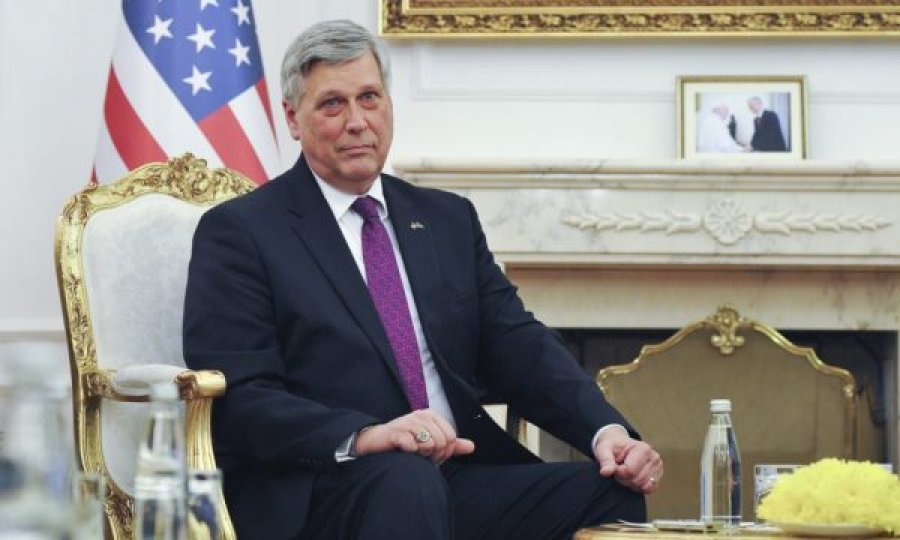 Ambasadori amerikan për ndeshjen e Kosovës: Krenari të luash nën hijen e flamurit që valvitet në stadium