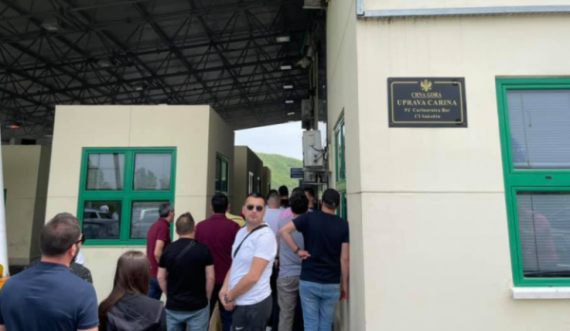  Mali i Zi ende nuk e ka hequr taksën prej 15 eurove, kosovarët po presin në radhë për pagesë 
