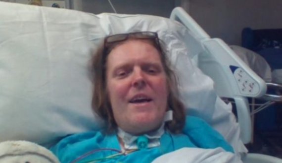 Ky është 49-vjeçari i shtruar në spital qe një vit për shkak të koronavirusit