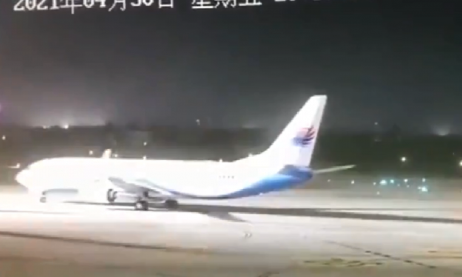  Pamje: Stuhia lë 11 të vdekur në Kinë, era e fuqishme e sjell aeroplanin në vend 