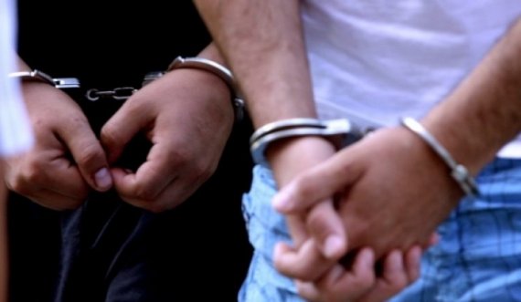  Arrestohen dy meshkuj dhe një grua të kërkuar nga Policia e Kosovës 