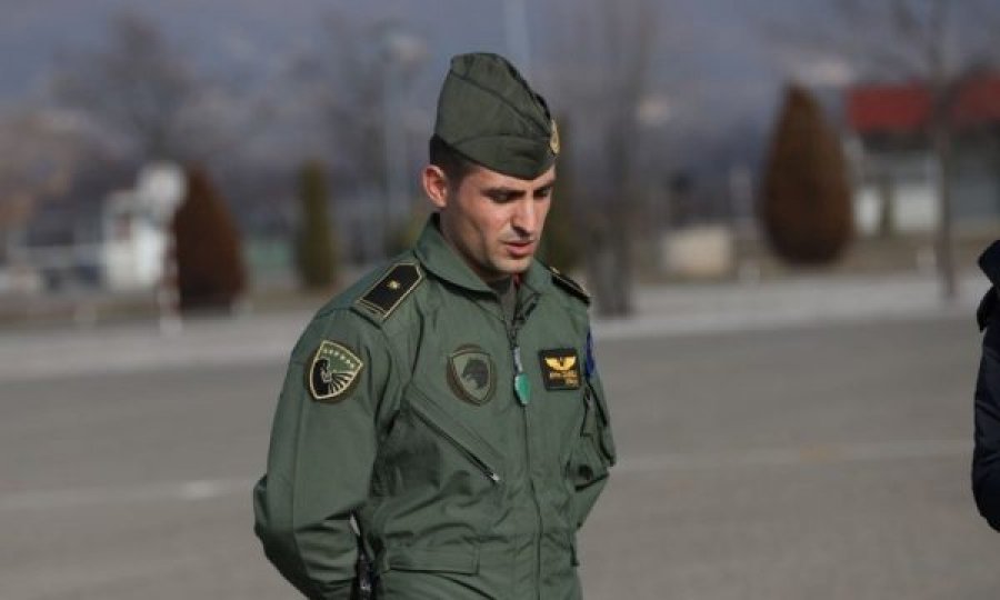  Ia vranë babain dhe vëllain në luftë, mediumi gjerman shkruan për pilotin e parë të Ushtrisë së Kosovës 