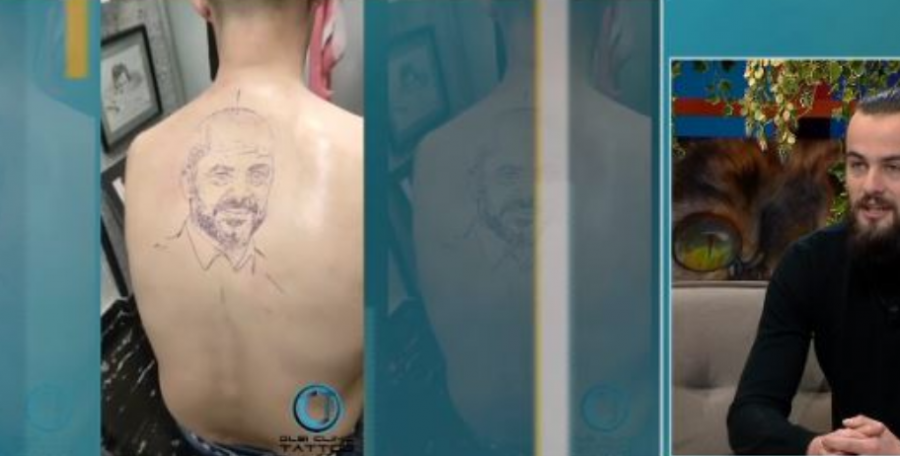  “Të flesh çdo natë me Edi Ramën”, flet djali që e bëri tatuazh në shpinë portretin e kryeministrit 