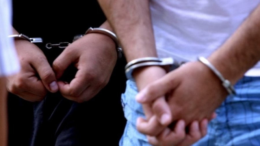  Arrestohen dy meshkuj dhe një grua të kërkuar nga Policia e Kosovës 