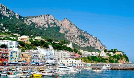 Capri, ishulli italian rihapet në qershor