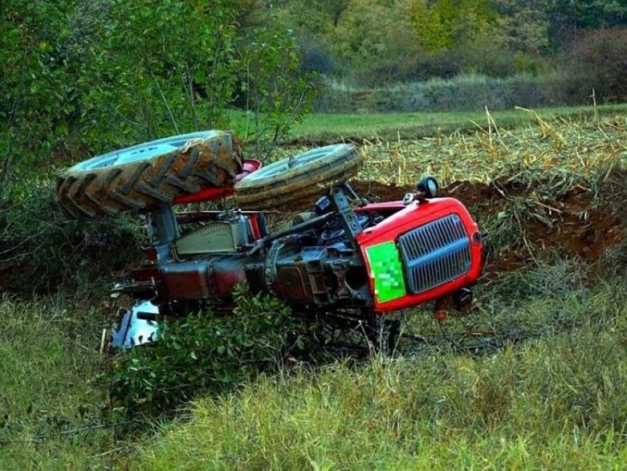 Një person nga Mitrovica humb jetën pasi i rrokulliset traktori