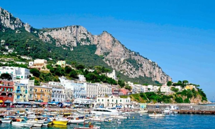 Capri, ishulli italian rihapet në qershor