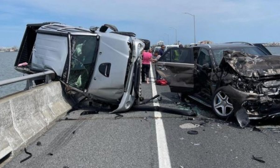  Heroi i panjohur u hodh nga 25 metra lart në ujë dhe shpëtoi foshnjen që ra nga makina 