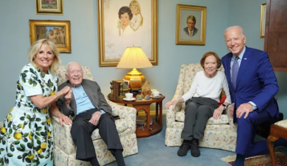  Përdoruesit e rrjeteve sociale mendojnë se tek kjo foto e Joe Bidenit me Jimmy Carter diçka nuk shkon 