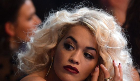 Rita Ora shfaq fizikun e formësuar nga stërvitjet në palestër