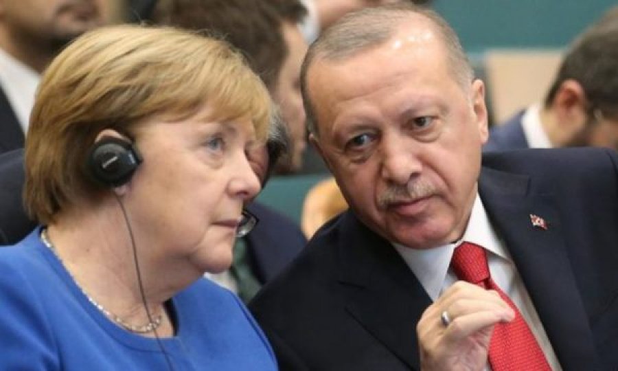Erdogan i ankohet Merkelit për Greqinë