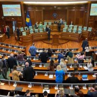 Në mes të natës, deputetja e Kuvendit të Kosovës del i pastron rrugët