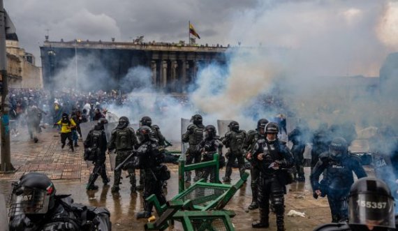 Zjarr dhe zemërim në Kolumbi, protestuesit duan të djegin të gjallë policët