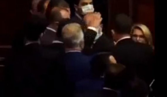 Momenti kur Kastrati i PDK-së konfrontohet me Zybën e VV-së në Kuvend