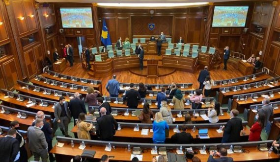 Përleshje të ashpra pozitë dhe opozitë në Kuvend, për inate të egra politike
