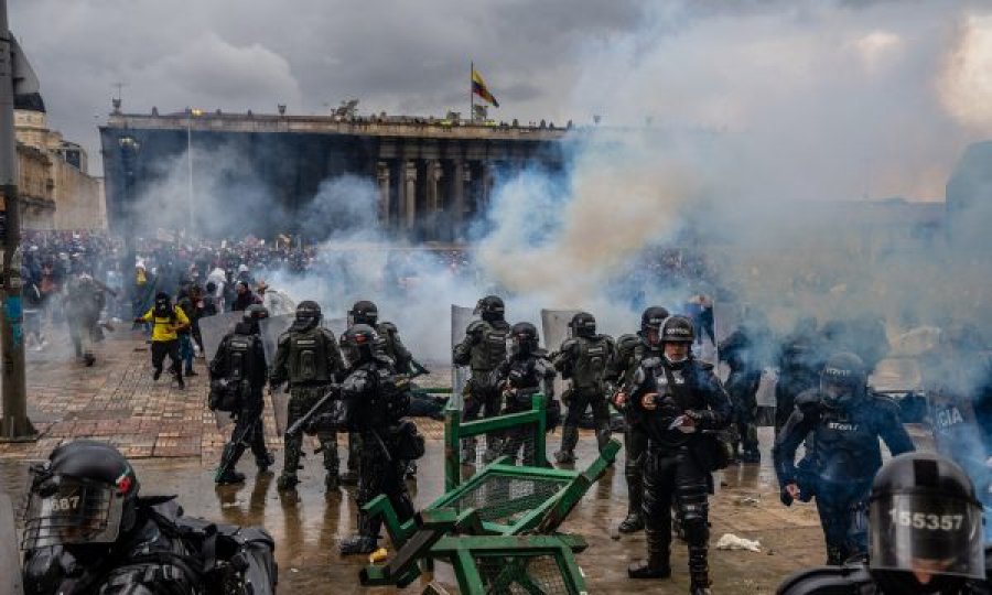 Zjarr dhe zemërim në Kolumbi, protestuesit duan të djegin të gjallë policët