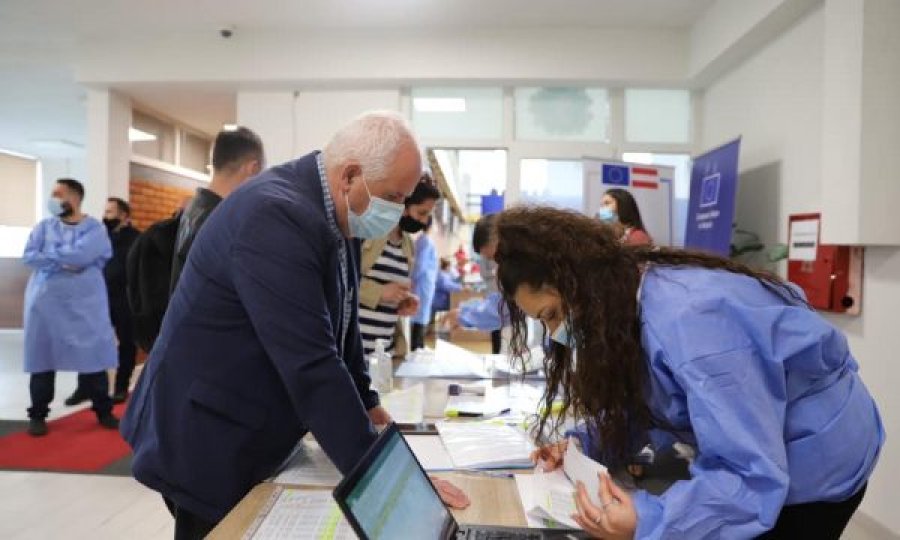 Refuzuan vaksinën e AstraZenecas, punëtorët shëndetësorë ia mësyjnë qendrave të vaksinimit për ta marrë atë të Pfizer