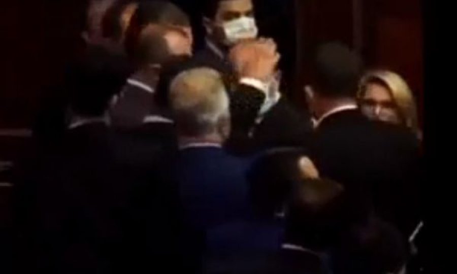 Momenti kur Kastrati i PDK-së konfrontohet me Zybën e VV-së në Kuvend