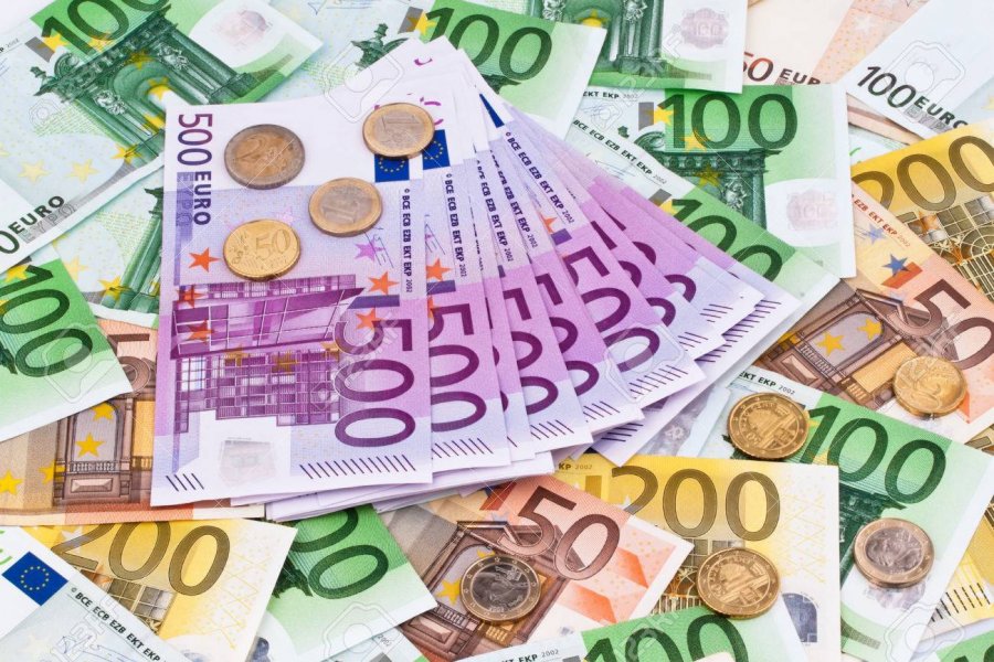  22 vjeçari kosovar vjedhë 80 mijë euro në Francë, i blen shtëpi dhe veturë babait në Kosovë 