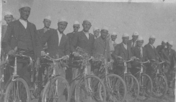  Fotografi e rrallë nga viti 1940: Krushqit me biçikleta në një dasmë në Podujevë 