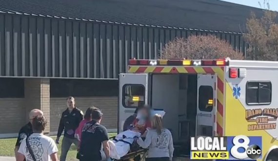  11-vjeçarja plagos dy nxënës dhe një mësues në një shkollë 