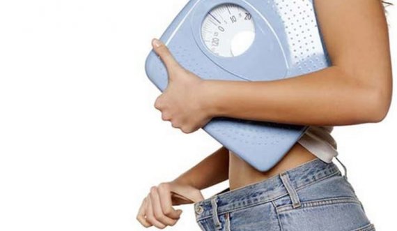 Çuditeni kur shihni kilogramët në peshore? Ja 6 arsye pse pesha ndryshon nga dita në ditë