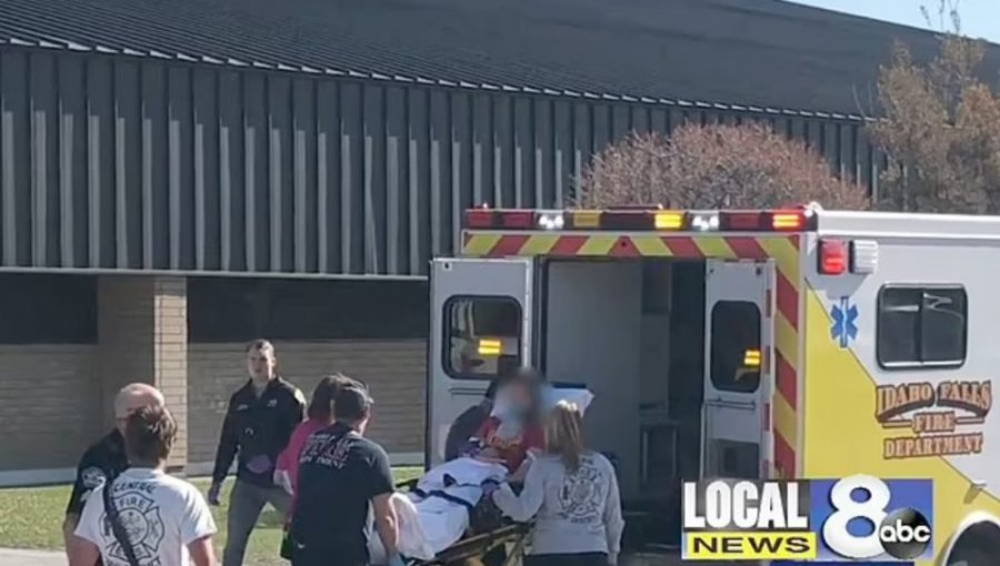  11-vjeçarja plagos dy nxënës dhe një mësues në një shkollë 