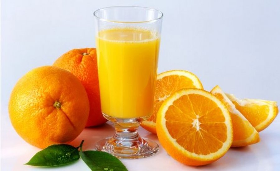 Anët negative të domateve, ananasit dhe lëngut të portokallit
