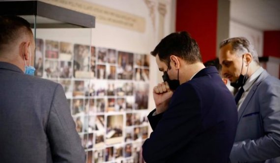 Abdixhiku viziton ekspozitën për Sali Çekajn, “Më la përshtypje fotografia e fundit me familje, para nisjes për në Kosovë”