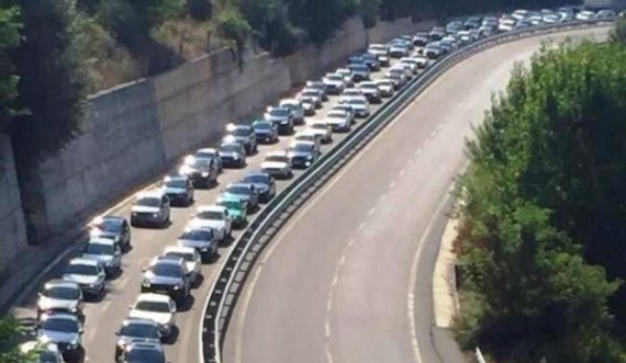 Kolona të gjata në Rrugën e Kombit, kosovarët ia mësyjnë Shqipërisë