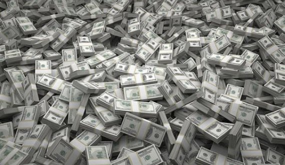 Burri fiton pesë milionë në lotari me “tiketë të gabuar”