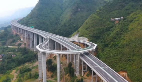 Interesante: Kjo autostradë ka një rreth-rrotullim për shoferët që bëjnë gabime 