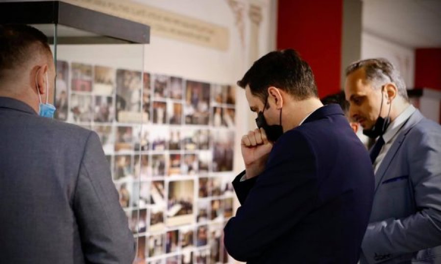Abdixhiku viziton ekspozitën për Sali Çekajn, “Më la përshtypje fotografia e fundit me familje, para nisjes për në Kosovë”