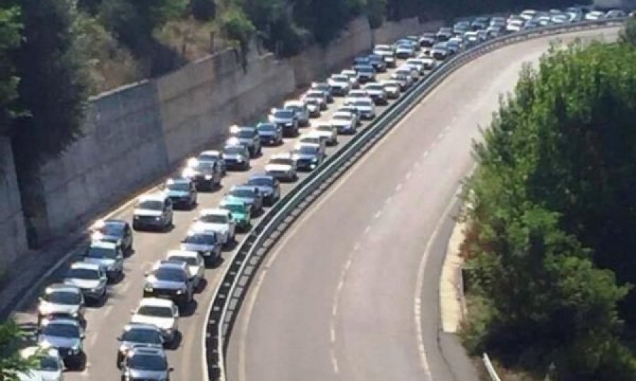 Kolona të gjata në Rrugën e Kombit, kosovarët ia mësyjnë Shqipërisë