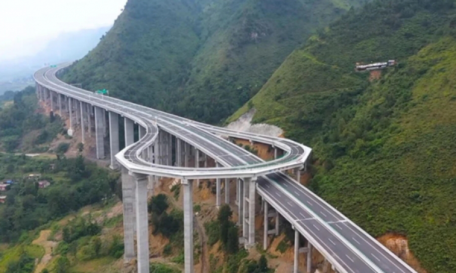 Interesante: Kjo autostradë ka një rreth-rrotullim për shoferët që bëjnë gabime 