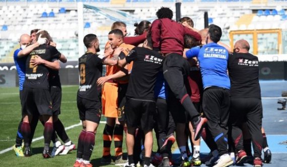 Salernitana u promovua në Serie A, por presidenti duhet ta shesë klubin brenda 30 ditëve