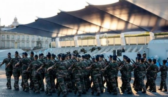  Ushtarët francezë paralajmërojnë për luftë civile 