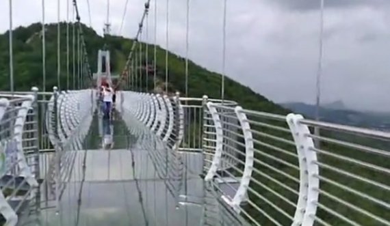 Ngjarje e pazakontë: Shkatërrohet ura prej xhami, turisti mbetet i varur në lartësinë 100 metra 